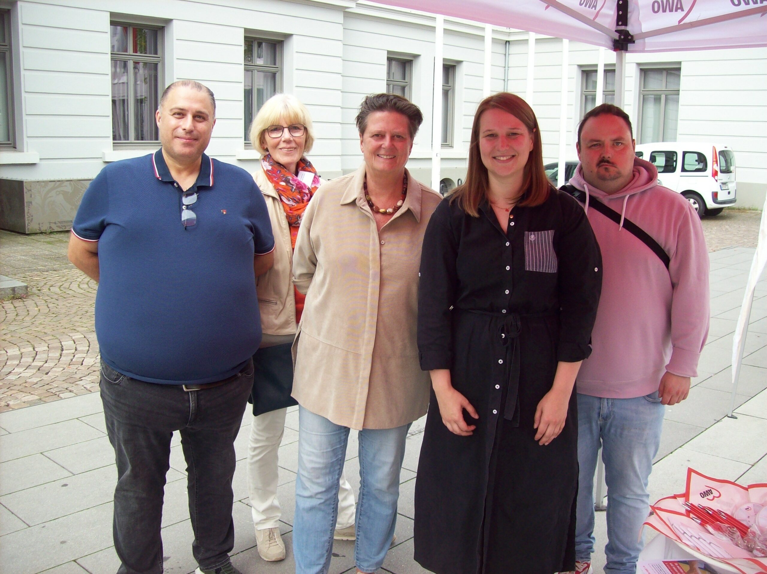 Sabine Lauxen (Bildmitte), Sozialdezernentin der Stadt Krefeld, und Mitglieder des AWO KV Krefeld e. V.